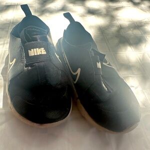 Nike athletic shoes size 10C children ✨last chance- going to donation⭐️